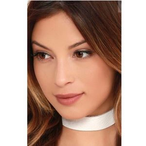 NWT Vanessa Mooney Vivian white leather choker